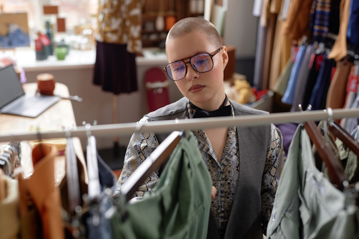 Lähes viidesosa second hand -vaatteiden ostajista ostaa muita useammin uusia tai käytettyjä vaatteita, joita ei koskaan edes käytä.