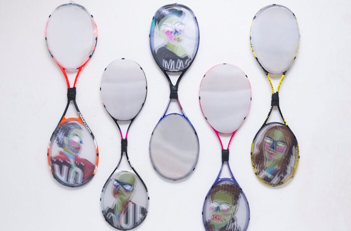 Kuva: Anna-Liisa Nikus. Kierrätysmateriaalit ovat saaneet uuden elämän porilaisgallerian Silkkaa roskaa ja mikromuovisieluja -näyttelyssä.