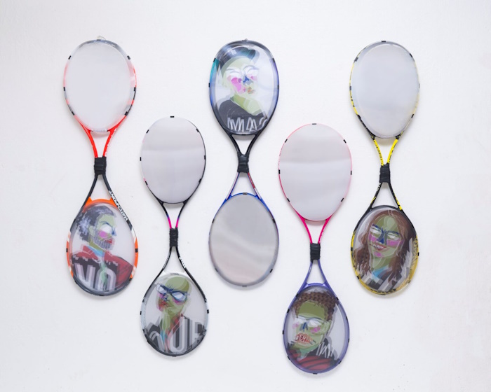 Kuva: Anna-Liisa Nikus. Kierrätysmateriaalit ovat saaneet uuden elämän porilaisgallerian Silkkaa roskaa ja mikromuovisieluja -näyttelyssä.