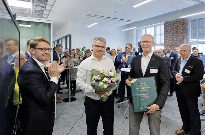 Kuva: Mikko Käkelä. Laatuteko-palkinnon vastaanottivat Resandin Carsten Stölting (toinen vas.) ja Jarkko Partinen (kolmas vas.)