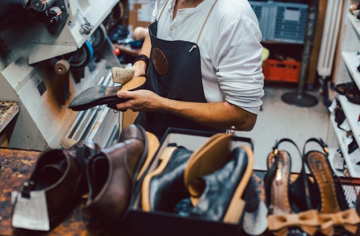 Kuva: Adobe Stock. Kansalaisaloite toivoo, että korjauspalvelut kuten esimerkiksi suutarin palvelut siirtyisivät nykyistä alhaisemman arvonlisäveron kantaan. Aloite näkee ratkaisulla paljon positiivisia vaikutuksia muun muassa kiertotalouden edistymiseen mutta myös työvoimavaltaisten yritysten kannattavuuteen ja palvelujen saatavuuteen.