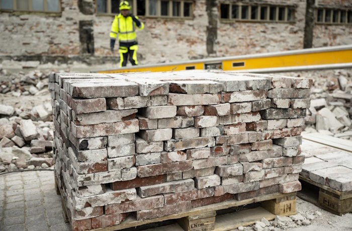 Kuva: Veikko Somerpuro / Helsingin Satama Oy. Vanha terminaalirakennus purettiin Jätkäsaaresta. Osa tiilistä saatiin ohjattua uudelleenkäyttöön.