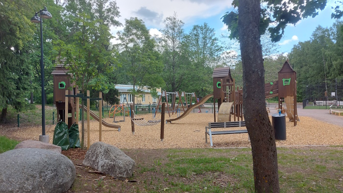 Kuva: Sari Knuuti. Vähätuvan leikkipuiston suunnittelussa lähtökohdaksi otettiin hiilijalanjäljen pienentäminen. Kiertotalouskäytännöt auttoivat siinä.