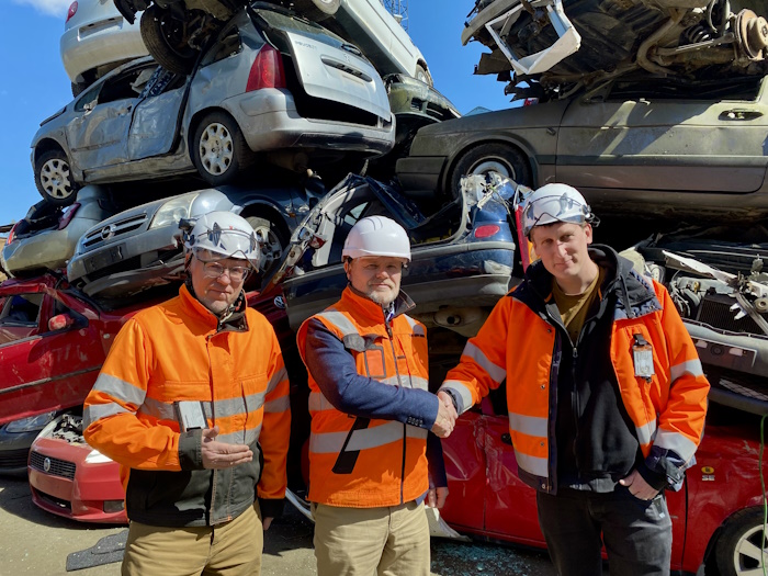 Kuva: Suomen Autokierrätys. Marko Walavaara, Juha Kenraali ja Toni Keinänen iloitsevat yhteistyön seuraavasta askelesta romuajoneuvojen kierrätyksessä.