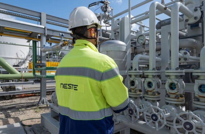 Kuva: Neste. Noin 850 asteen lämmössä toimiva elektrolysaattori tuottaa tunnissa reilut 60 kiloa uusiutuvaa vetyä.