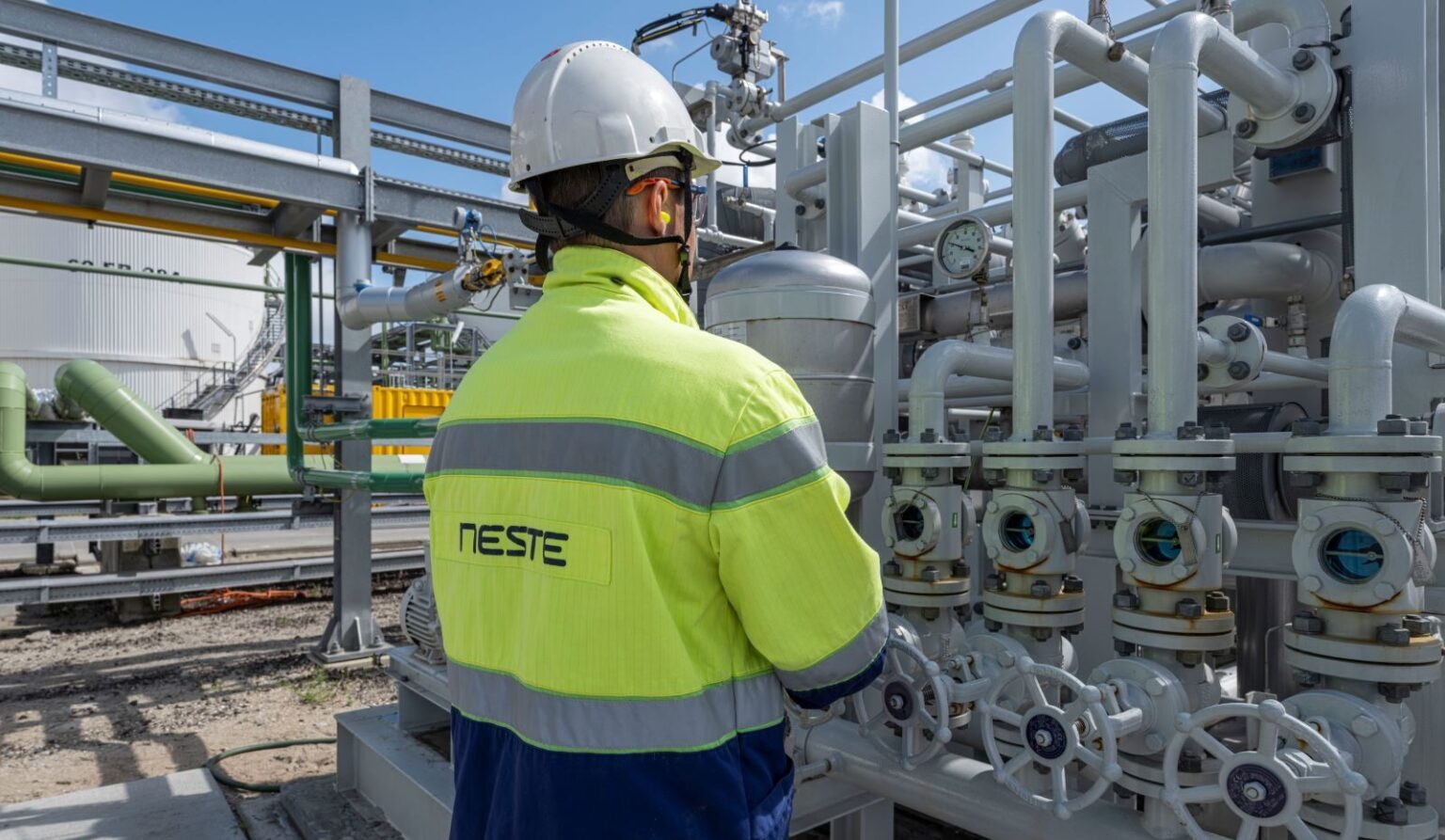 Kuva: Neste. Noin 850 asteen lämmössä toimiva elektrolysaattori tuottaa tunnissa reilut 60 kiloa uusiutuvaa vetyä.