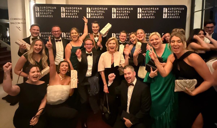 Kuva: Noora Shingler. European Natural Beauty Awards 2025 -gaalassa palkitut suomalaiset ja heidän keskellään Suomen Pariisin-suurlähettiläs Kirsikka Lehto-Asikainen.