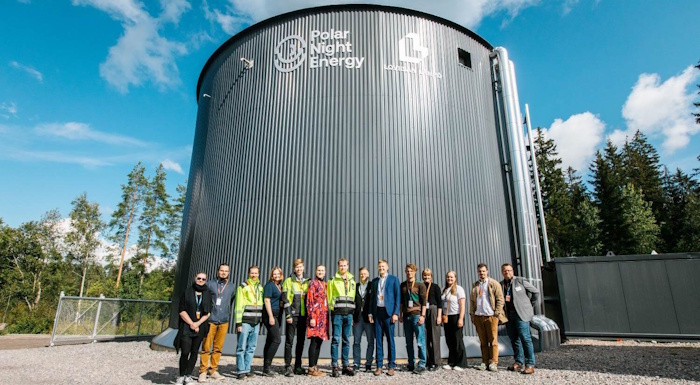 Kuva: Polar Night Energy. Pornaisissa käynnistynyt jättimäinen hiekka-akku teki vaikutuksen Time-lehteen. Akun edessä poseeraavat Polar Night Energyn toimitusjohtaja Tommi Eronen ja muu tiimi.