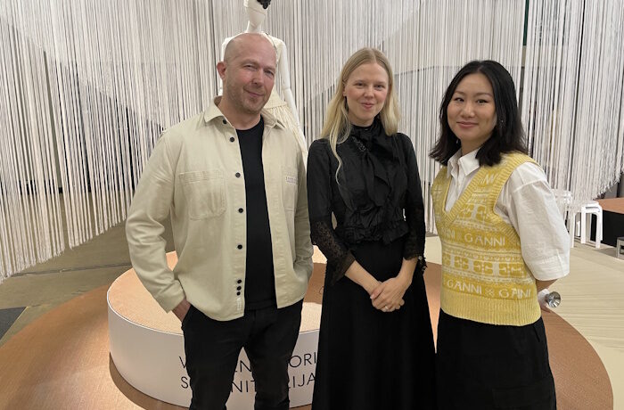 Kuva: Elina Saarinen. Untuvian Heikki Kärkkäinen, suunnittelija Linda Kokkonen ja Sealevän Xuefei Shi vastaanottivat muodin kiertotalouskilpailun palkinnot I love me -messuilla 2025.