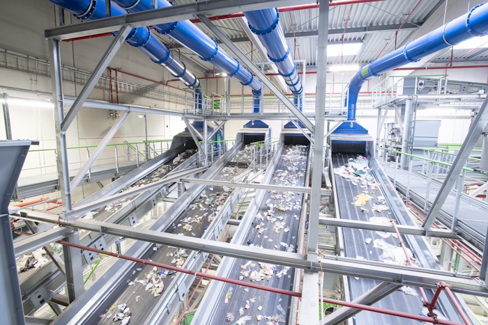 Kuva: Stadler. Itävallan Sollnaun uusi pakkausten lajittelulaitos on pitkälle automatisoitu. Järjestelmään on integroitu tekoälypohjainen akkujen ja paristojen poistojärjestelmä.