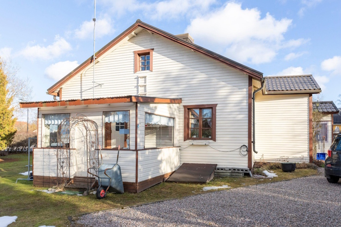 Kuva: Kiinteistönvälitys. Porvoolainen omakotitalo on purkukuntoinen. Se, miten talon purku toteutetaan, saattaa muuttaa purkamisen käytäntöjä valtakunnallisestikin.