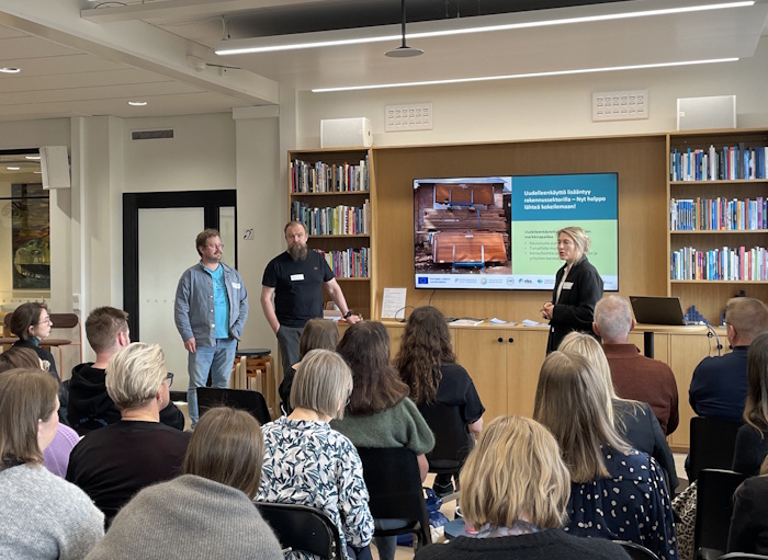 Kuva: Elina Saarinen. Uudenmaan kiertotalouslaakson Pipsa Salolammi ja Spolian Mikko Piitulainen lanseerasivat uudelleenkäyttöön tarkoitetun rakennusosapankin Helsingissä lokakuun alussa.