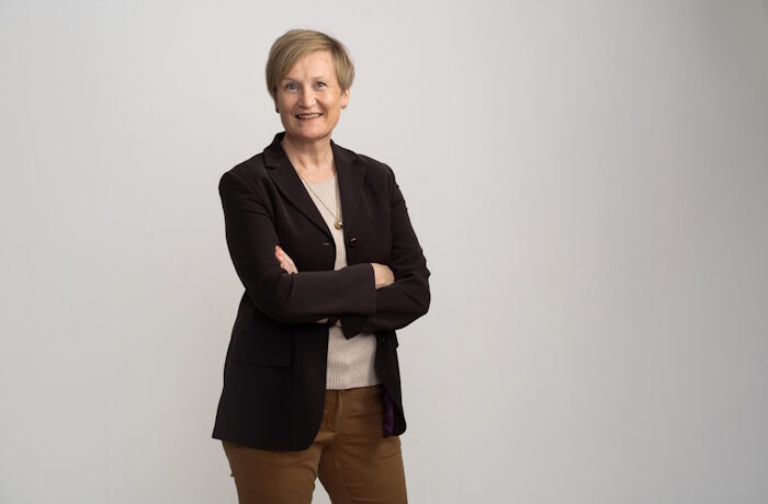 Kuva: Valtteri Kantanen. ”Vaikeiden asioiden sanoittaminen on ydinosaamistani. Mutta se tarkoittaa, että minun on ensin ymmärrettävä itse, mitä olen suomentamassa”, Ringin uusi viestintäpäällikkö Marjo Rönnkvist sanoo.