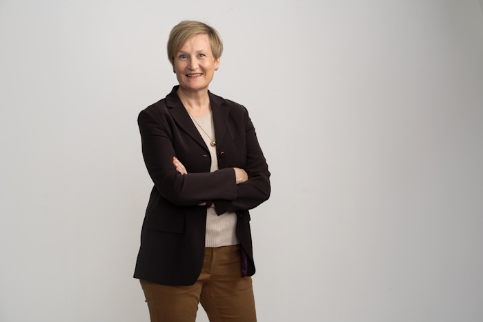 Kuva: Valtteri Kantanen. ”Vaikeiden asioiden sanoittaminen on ydinosaamistani. Mutta se tarkoittaa, että minun on ensin ymmärrettävä itse, mitä olen suomentamassa”, Ringin uusi viestintäpäällikkö Marjo Rönnkvist sanoo.