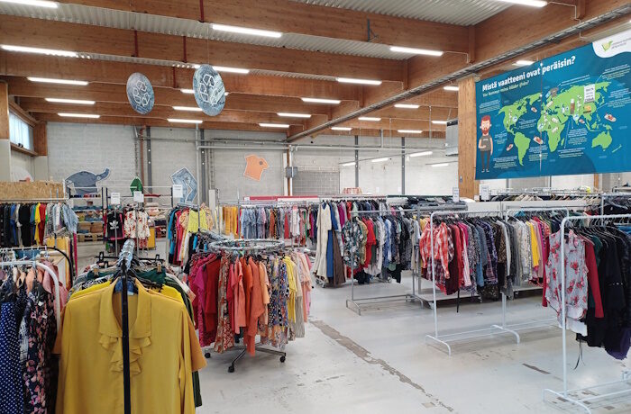 Kuva: LSJH. Lounais-Suomen Jätehuolto on kehittänyt poistotekstiilien lajittelua vuosia. Uudelleenkäyttöön sopivia löytöjä on myyty Lemppari-myymälässä. Nyt Lemppari suljetaan ja lajittelupalvelu ulkoistetaan Turun Ekotorin hoidettavaksi.