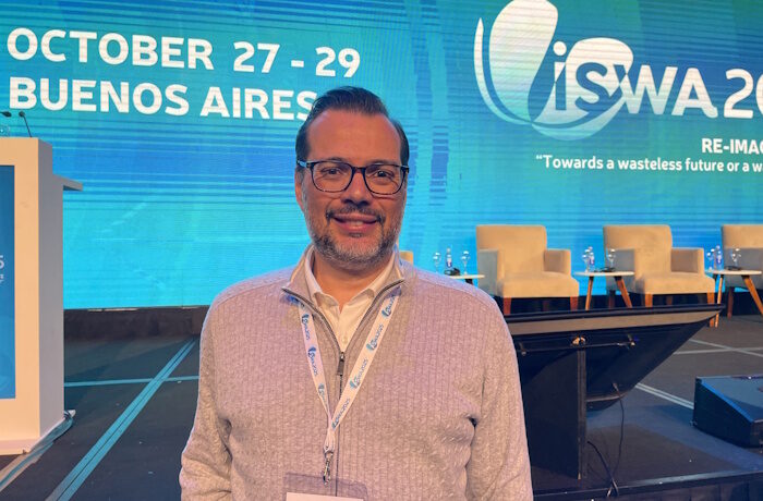 Kuva: Elina Saarinen. ”Haastan jätehuoltoalaa ja kaikkia sektoreita visioimaan, miten ihmiskunta pääsisi vähähiiliseen ja saasteettomaan tulevaisuuteen, jossa jätemäärät eivät kasvaisi talouden kasvaessa”, CECC-LAC-osaamiskeskuksen johtaja, ISWAn entinen presidentti Carlos Silva sanoo.