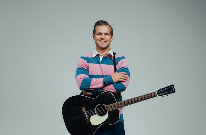 Kuva: Hovimuusikko Ilkka. Hovimuusikko Ilkka eli Ilkka Ihamäki tunnetaan osuvista tilausbiiseistään, mutta hän on taustaltaan ekonomi ja myös kokenut tapahtumajuontaja.