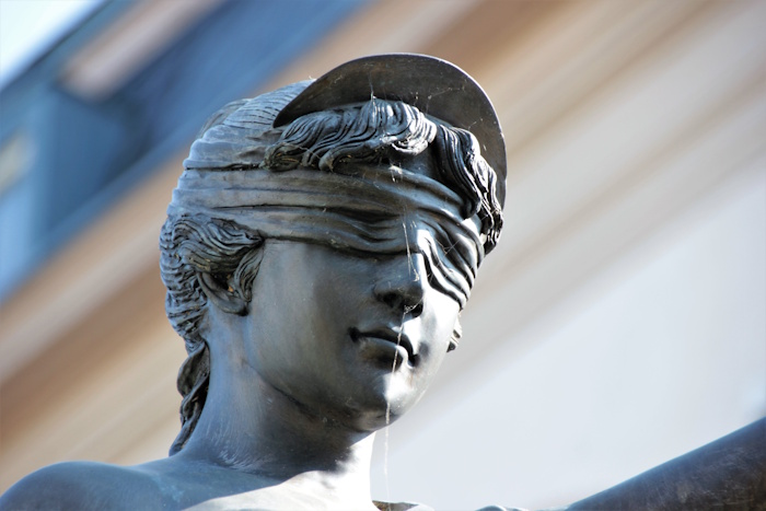 Kuva: Adobe Stock. Hallituksen on korjattava hankintalakiesitystään, ennen kuin se voidaan antaa eduskunnalle. Esimerkiksi hallituksen arvioimia kustannussäästölaskelmia ei nyt avata, eikä hallitus perustele, miksi sidosyksikön vähimmäisomistusraja on asetettu juuri kymmeneen prosenttiin.