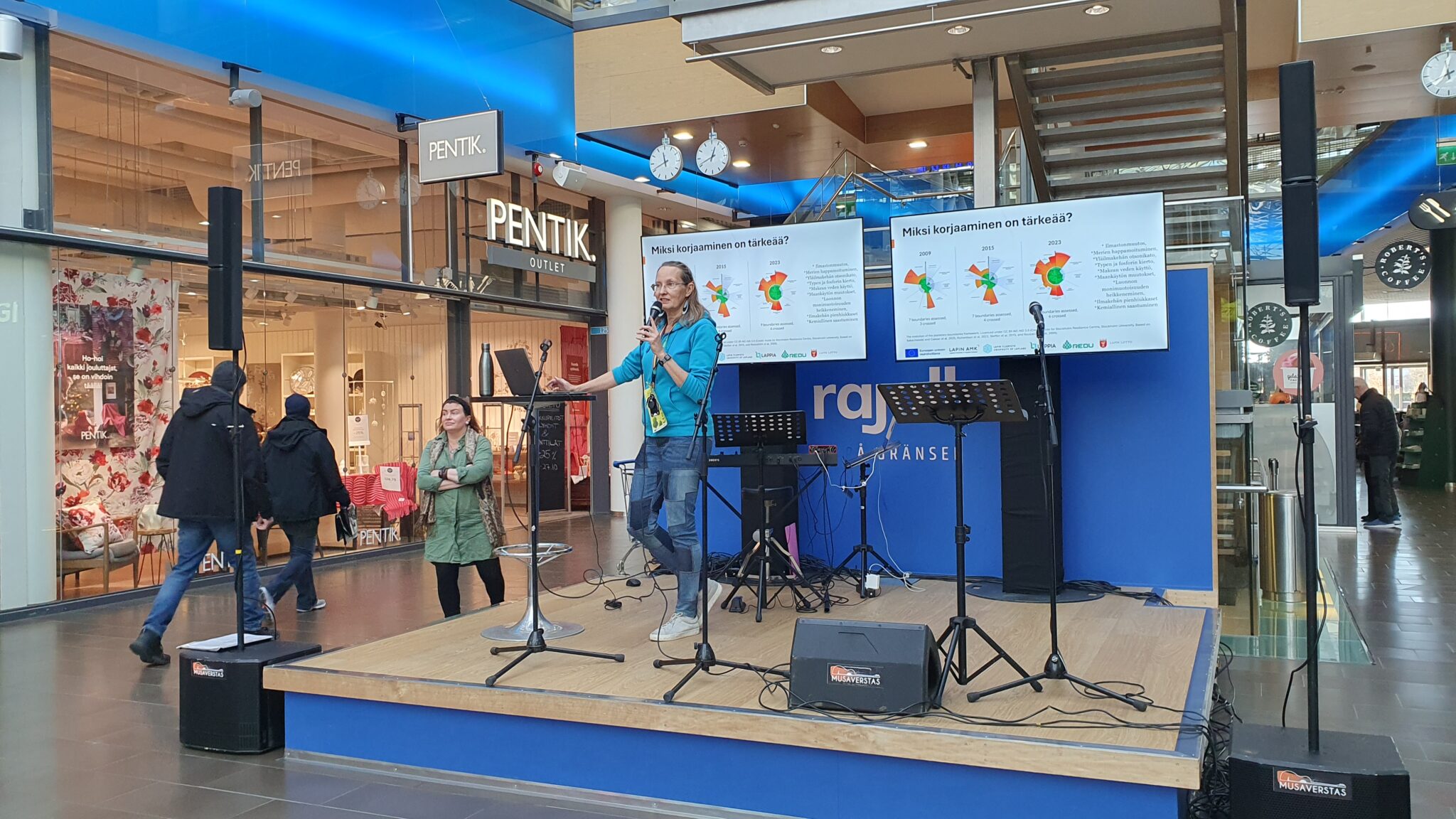 Kuva: Anu Rautiala. LapinKIERTO-hankkeen asiantuntija Päivi Korttilalli puhumassa kiertotalouden merkityksestä.
