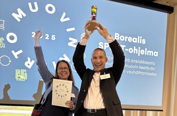 Kuva: Laura Tahkokallio/ Kaskas. Borealiksen Sanna Martin ja Jaakko Tuomainen vastaanottivat Muovin kierto -palkinnon SPIRIT-ohjelman puolesta Muovifoorumissa 7.11.2025.