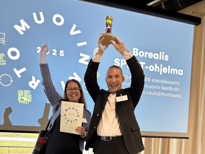 Kuva: Laura Tahkokallio/ Kaskas. Borealiksen Sanna Martin ja Jaakko Tuomainen vastaanottivat Muovin kierto -palkinnon SPIRIT-ohjelman puolesta Muovifoorumissa 7.11.2025.