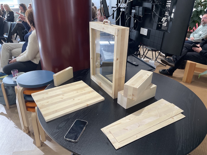 Kuva: Elina Saarinen. Olla Arhitecture & Inlook-konserni selvisivät finaaliin Puutuotteiden kiertotalouden innovaatiohaasteessa. Yhteistyön synnyttämiä tuotteita oli esillä Business Helsingin tiloissa syyskuussa.