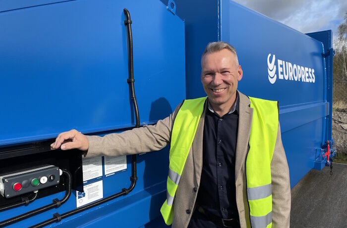 Kuva: Elina Saarinen. "Europressin-sinisen” puristimen edessä kuvattu Petri Salermo arvostaa Europressin kehitysmyönteistä yrityskulttuuria.