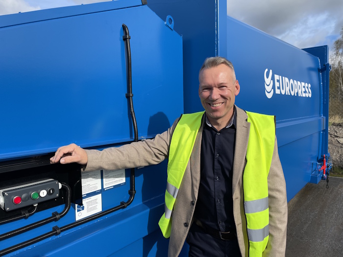 Kuva: Elina Saarinen. "Europressin-sinisen” puristimen edessä kuvattu Petri Salermo arvostaa Europressin kehitysmyönteistä yrityskulttuuria.