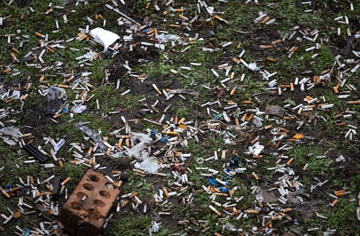 Kuva: Adobe Stock. Tupakantumpit ja nikotiinipussit ovat Suomen yleisimpiä roskia. Kunnat voivat periä jätteen keräyksen, roskien siivouksen ja tupakkaroskisten hankinnan aiheuttamia kustannuksia takaisin kertakäyttöisten muovituotteiden kuten suodattimellisten tupakkatuotteiden ja tupakansuodattimien valmistajilta ja maahantuojilta.