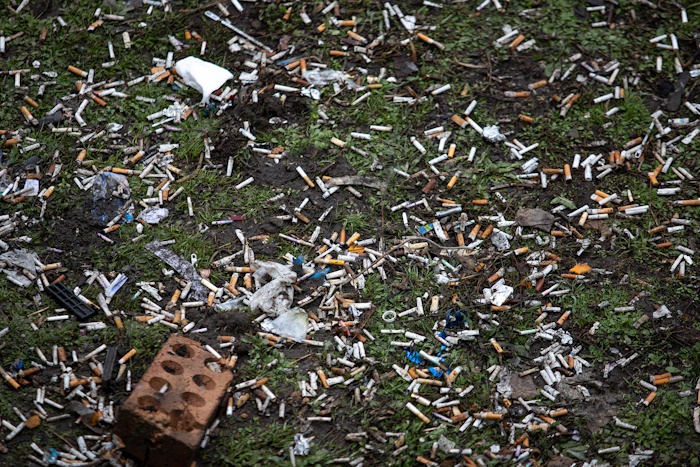 Kuva: Adobe Stock. Tupakantumpit ja nikotiinipussit ovat Suomen yleisimpiä roskia. Kunnat voivat periä jätteen keräyksen, roskien siivouksen ja tupakkaroskisten hankinnan aiheuttamia kustannuksia takaisin kertakäyttöisten muovituotteiden kuten suodattimellisten tupakkatuotteiden ja tupakansuodattimien valmistajilta ja maahantuojilta.