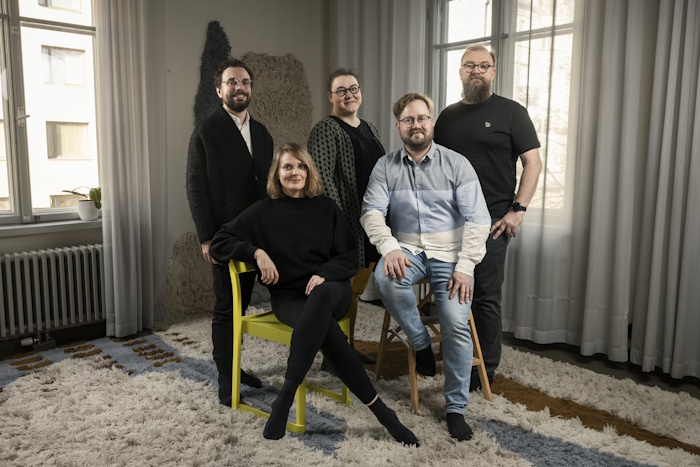 Kuva: Jirina Alanko. Sininen pallo -palkinnon saavat vuonna 2025 Martino De Rossi (vas.), Kristiina Kuusiluoma, Satu Huuhka, Petri Salmi ja Mikko Piitulainen.