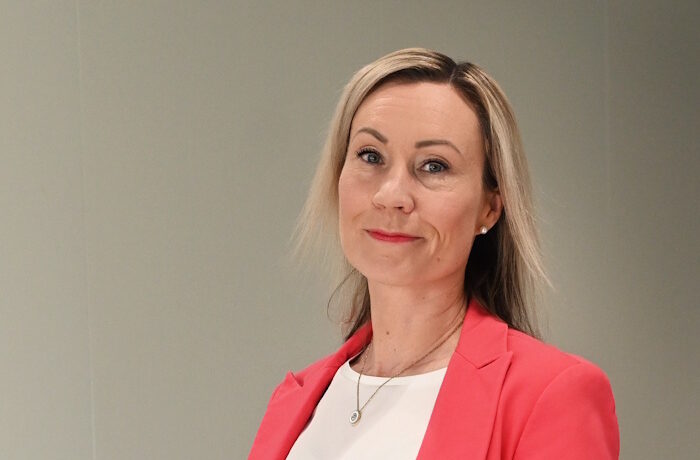 Kuvat: Tero Pajukallio. Liisa-Marie Stenbäck haluaa varmistaa, että markkinat toimivat oikeudenmukaisesti myös tuottajavastuun suhteen. Samat lakisääteiset ympäristövelvollisuudet koskevat yrityksiä samalla tavoin kuin verovelvollisuudetkin. ”Kaupan ei pitäisi ottaa myyntiin tuotteita, jotka eivät täytä velvoitteita. Tarvitaan tietoa, valvontaa ja lisää portinvartijarooleja.”