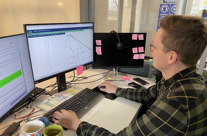 Kuva: Elina Saarinen. Roni Suvanto pystyy ohjeistamaan Ringin puristinverkostossa tapahtuneet hätä-seis-ilmoitusten kuittaukset etänä. Etähallinta näyttää myös puristinten täyttöasteet ja auttaa optimoimaan sopivaa tyhjennysrytmiä.