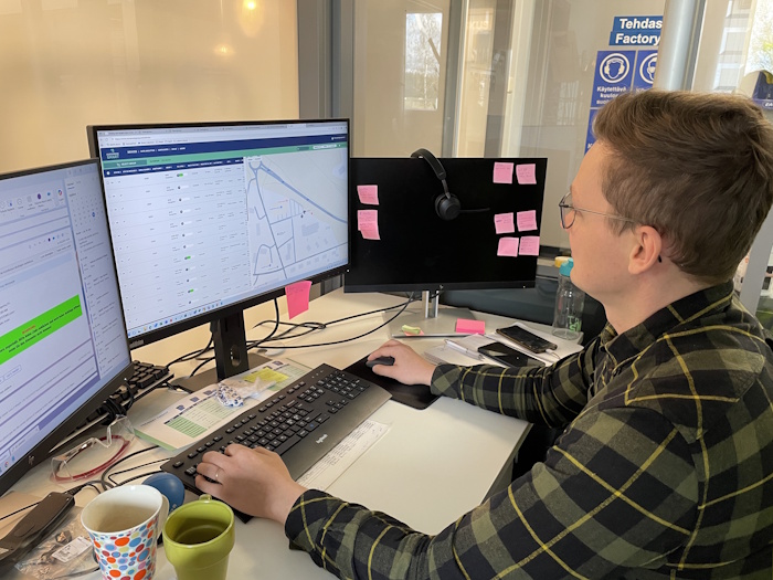 Kuva: Elina Saarinen. Roni Suvanto pystyy ohjeistamaan Ringin puristinverkostossa tapahtuneet hätä-seis-ilmoitusten kuittaukset etänä. Etähallinta näyttää myös puristinten täyttöasteet ja auttaa optimoimaan sopivaa tyhjennysrytmiä.