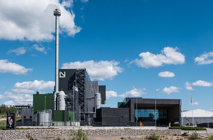 Kuva: Lounavoima. Lounavoima Oy:n toimitusjohtaja Petri Onikin mukaan sekajätteen määrä Suomessa pienenee kierrätyksen lisääntyessä. Tämä herättää kysymyksen, millä polttoaineella lämpö kannattaa tuottaa Suomessa. Jätteen tuontikokeilu Italiasta kerryttää nyt kokemuksia ja tietoa tuonnin ympäristövaikutuksista ja kustannustehokkuudesta.