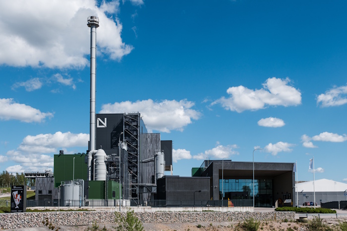 Kuva: Lounavoima. Lounavoima Oy:n toimitusjohtaja Petri Onikin mukaan sekajätteen määrä Suomessa pienenee kierrätyksen lisääntyessä. Tämä herättää kysymyksen, millä polttoaineella lämpö kannattaa tuottaa Suomessa. Jätteen tuontikokeilu Italiasta kerryttää nyt kokemuksia ja tietoa tuonnin ympäristövaikutuksista ja kustannustehokkuudesta.