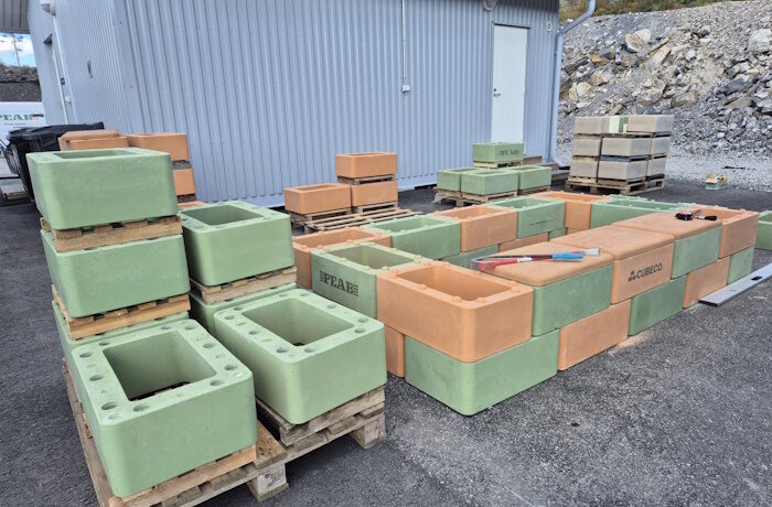 Kuva: Peab. Kiertotalous ei ole enää vain visio, vaan konkreettinen liikenteenohjauseste, joka seisoo pihalla. ”Miksi kiertotalouden pitäisi olla harmaata, kun se voi olla myös mustaa, vihreää ja vähän iloista oranssia?” kysyy Kati Tuominen.