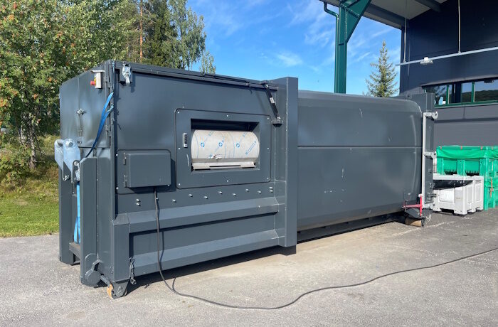 Kuva: Esa Kumpulainen. Uuden itsepalvelupuristimen prototyyppi oli testikäytössä Kajaanin Majasaaren jätekeskuksessa viime kesänä.