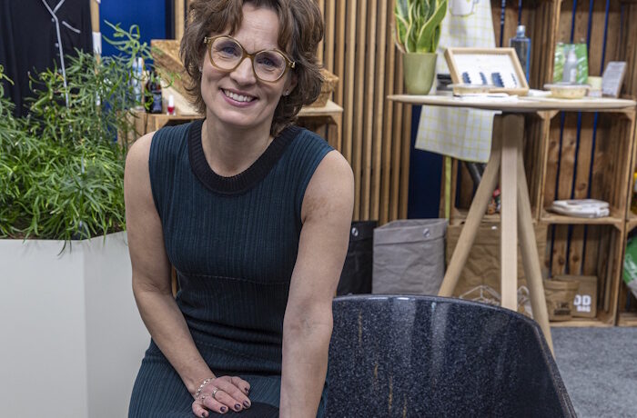 Kuva: Juha Roininen. Komissaari Jessika Roswall oli pukeutunut biotalousstrategian julkistustilaisuudessa Metsä Groupin Kuura-tekstiilistä valmistettuun mekkoon.