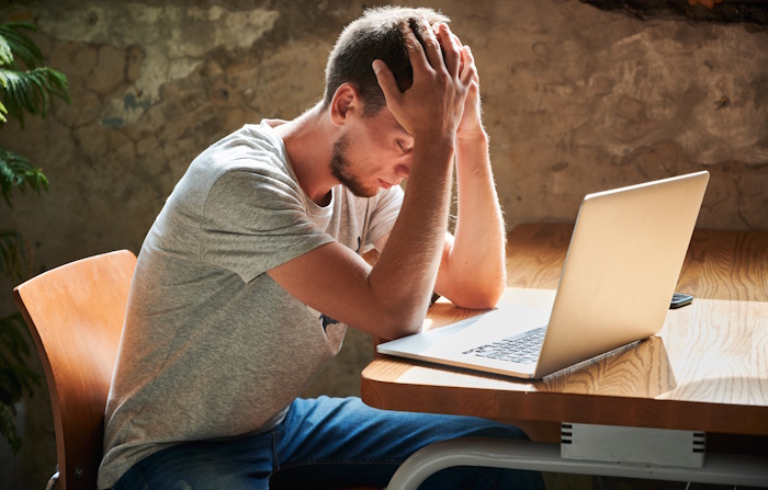 Kuva: Adobe Stock. Väitöstutkimuksessaan Omar Mohammed osoittaa, että käytetyn laitteen hankinnan asiakaskokemus ei ole vain tekninen kohtaaminen yrityksen kanssa, vaan dynaaminen ja kulttuurisesti sidottu tapahtuma, jossa arvot, tunteet ja sosiaalinen hyväksyntä sekoittuvat kuluttajan mielessä. Yritysten onkin rakennettava paitsi teknisesti toimivia, myös emotionaalisesti tyydyttäviä kiertotalouden asiakaskokemuksia.