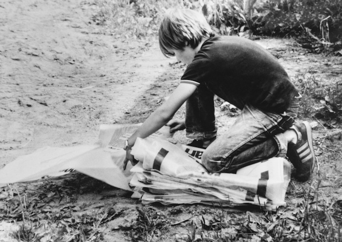 Kuva: Suomen 4H-liiton kuva-arkisto. 4H-nuori säkkikeräyksen parissa vuonna 1985.