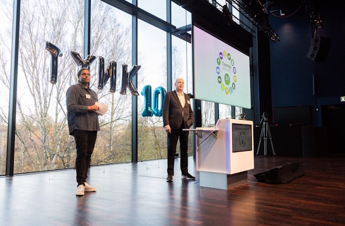 Kuva: Juho Paavola. Tuottajayhteisöjen neuvottelukunta TYNK järjesti tuottajavastuualojen polttaviin aiheisiin pureutuvan Tuottajavastuuiltapäivän Tampere-talossa torstaina 6.11.2025. Toimittaja ja tietokirjailija Kimmo Ohtosen juontama tapahtuma keräsi paikan päälle ja videoyhteyden päähän yli 200 kiertotalouden ammattilaista. Esitysvuorossa Palpan Pasi Nurminen.