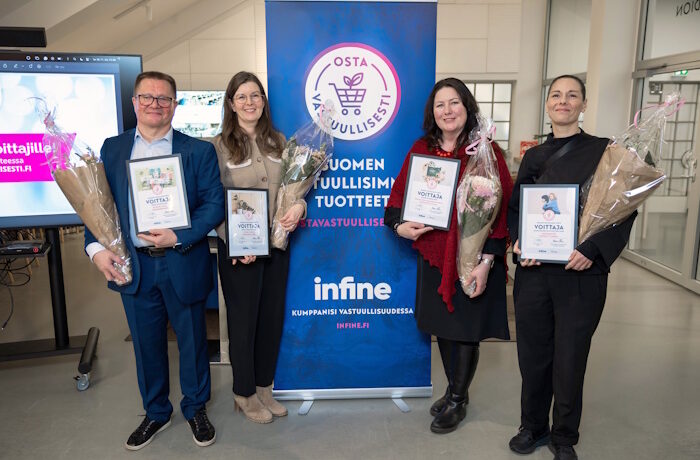 Kuva: Infine. Vuoden 2026 voittajat Famifarmin Pasi Lakaniemi, Orthexin Henna Kukkonen, Kinnarin tilan Terhi Kinnari ja FabPatchin Natalie Ahonen.