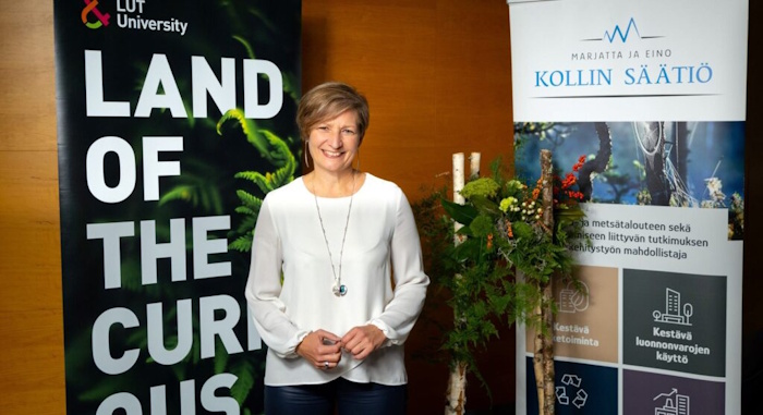 Kuva: Audiomedia. Woodion toimitusjohtajan Terja Koskenojan mukaan puukomposiitista valmistetut vedenkestävät designkalusteet ovat valmiita lähtemään maailmanvalloitukseen. 