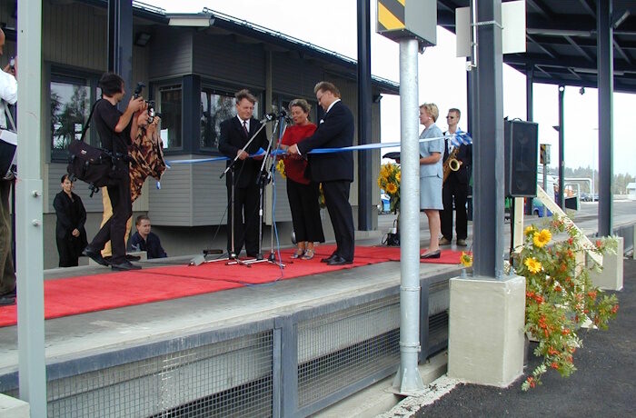 Kuva: EKJH. Kukkuroinmäen jätekeskuksen vihkiäiset elokuussa 2002.