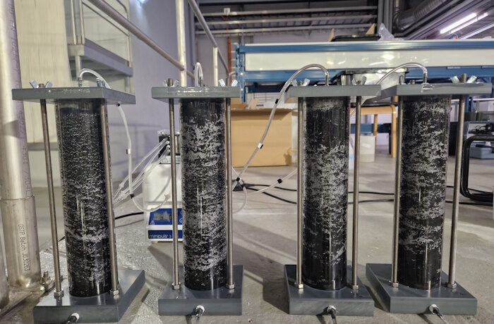 Kuva: Mahdiyeh Mohammadzadeh / Oulun yliopisto. Männynkuoresta muokattua puhdistusmateriaalia puhdistusyksiköissä eli kolonneissa. Kolonni on kuin teollinen kahvinsuodatin, jossa männynkuori poistaa tehokkaasti lääkejäämiä jätevedestä.