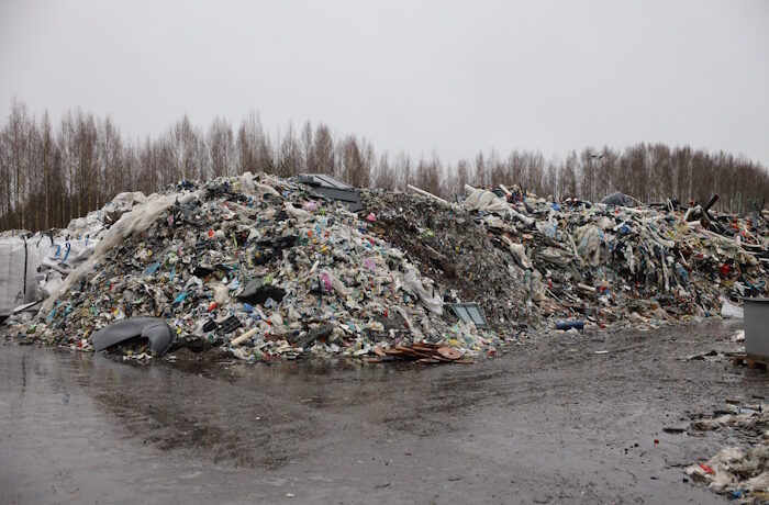 Kuva: Nico Ring. Suomalainen Wimao ajautui konkurssiin velkasaneerauksen jälkeen joulukuussa 2025. Laitoksen pihalle jäi kasoittain jätemuovia.