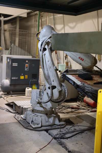 Kuva: Nico Ring. Robotti siirsi materiaalia kuljettimelle Wimaon Lappeenrannan pilottilaitoksella, jonka laitteet tulevat nyt konkurssipesän realisoitavina myyntiin.