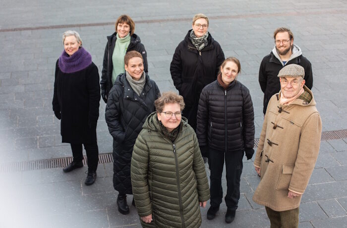 Kuva: Annukka Pakarinen. Murros-hankkeiden tutkijat Katja Soini (vas.), Heli Nordgren, Katja Tähtinen, Pirjo Kuula (edessä keskellä), Reetta Mietola (takana keskellä), Nina Janasik, Tuure Tammi ja Janne Hukkinen yhteiskuvassa.