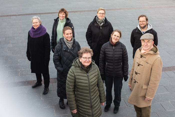 Kuva: Annukka Pakarinen. Murros-hankkeiden tutkijat Katja Soini (vas.), Heli Nordgren, Katja Tähtinen, Pirjo Kuula (edessä keskellä), Reetta Mietola (takana keskellä), Nina Janasik, Tuure Tammi ja Janne Hukkinen yhteiskuvassa.